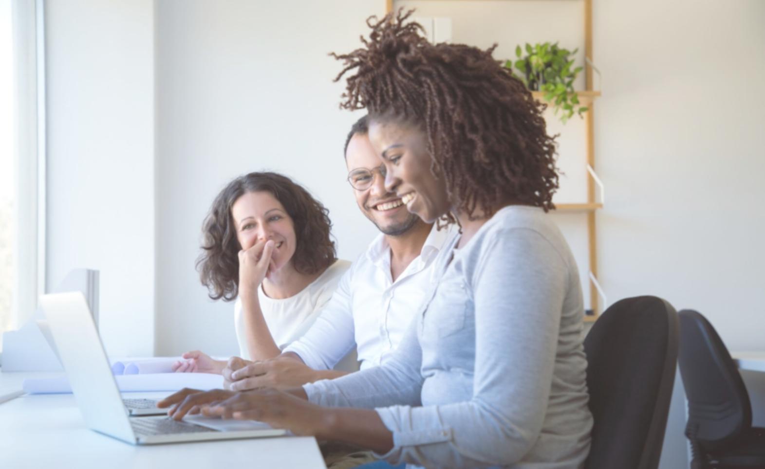 Session de formation en sécurité financière avec participants actifs